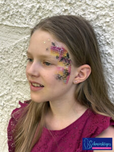 Kind geschminkt mit coolem Graffiti Design